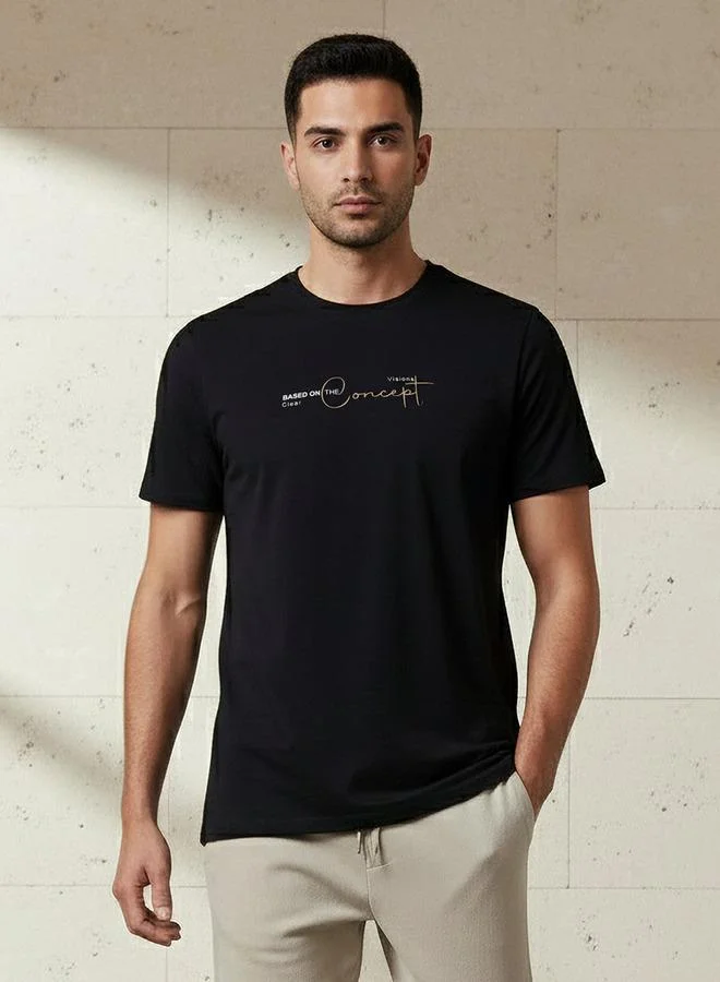 ايكونيك تيشيرت رجالي عصري بقصة ضيقة وياقة دائرية وأكمام قصيرة وطبعة شعار